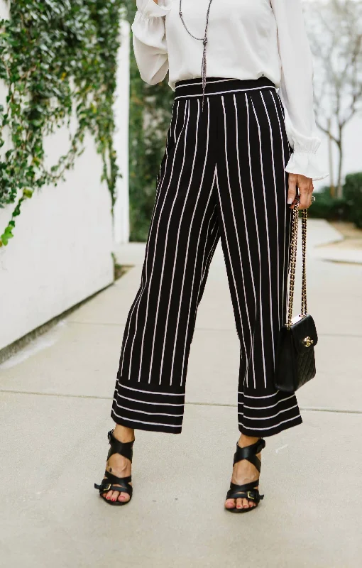 Skip The Lines Cropped Trouser In Black